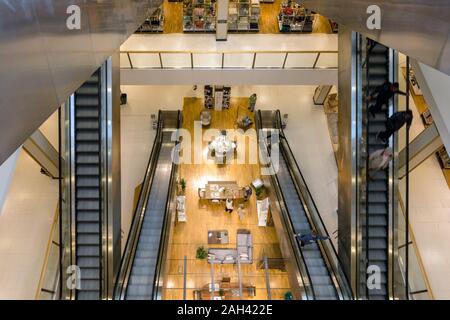 De haut en bas sur les quatre vols d'escaliers mécaniques avec les consommateurs à l'intérieur magasin John Lewis, Cribbs Causeway Shopping Centre, Bristol, Royaume-Uni Banque D'Images