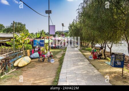 Sentier de randonnée le long du lac Phewa dans Pokhara, Népal Banque D'Images