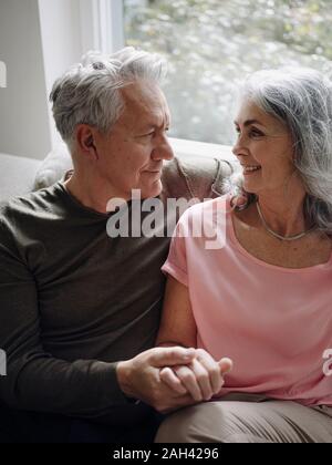 Romantic couple relaxing at home Banque D'Images