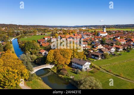 Allemagne, Bavière, Geretsried, vue aérienne de la campagne Ville en automne Banque D'Images