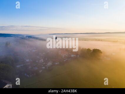 Allemagne, Bavière, Geretsried, vue aérienne de la campagne ville enveloppée de brouillard matinal Banque D'Images