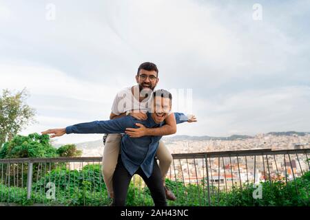 Portrait of happy couple gay s'amuser sur la terrasse, Barcelone, Espagne Banque D'Images