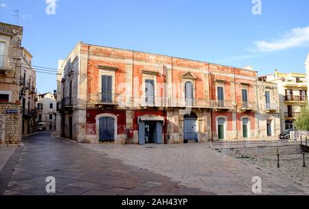 Italie, Pouilles, Bari, maison sur place de l'église, Chiesa della Madonna della Greca Banque D'Images