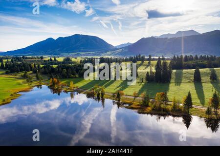 Allemagne, Bavière, Halblech, vue aérienne d'Hegratsrieder Voir le lac à Tannheim Mountains Banque D'Images