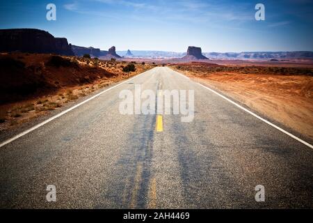 USA, Arizona, à travers l'autoroute vide Monument Valley Banque D'Images