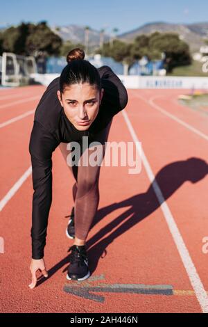Jeune femme sur la piste en tartan à partir Banque D'Images