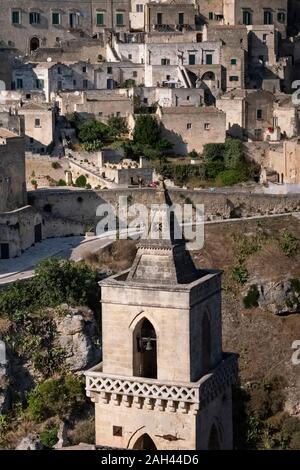 L'Italie, la Basilicate, Matera, vue de la vieille ville de San Pietro le Dodici Lune bell tower Banque D'Images