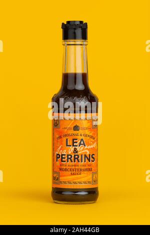 Une bouteille de sauce Worcestershire Lea & Perrins tourné sur un fond jaune. Banque D'Images