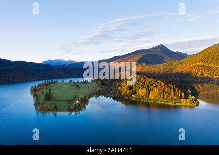 Allemagne, Bavière, vue panoramique du lac de Walchen et Zwergern péninsule en automne Banque D'Images