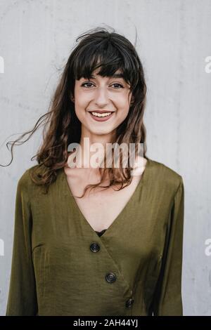 Portrait of smiling brunette woman looking at camera Banque D'Images