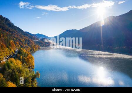 Allemagne, Bavière, Lenggries, soleil qui brille au-dessus du réservoir de Sylvenstein Banque D'Images