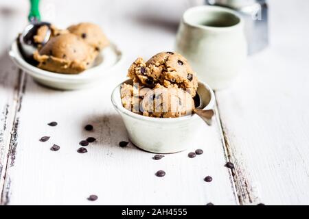 Biscuit aux brisures de chocolat végétalien premières fabriqués à partir de pâte d'amande, la farine de coco, huile de coco, de chocolat et de sirop d'érable Banque D'Images