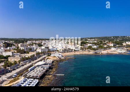 Italie, Pouilles, Péninsule du Salento, Lecce Province, vue aérienne de Santa Maria di Leuca avec Harbour Banque D'Images