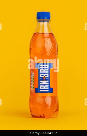 Une bouteille de Barr Irn Bru tourné sur un fond jaune. Banque D'Images