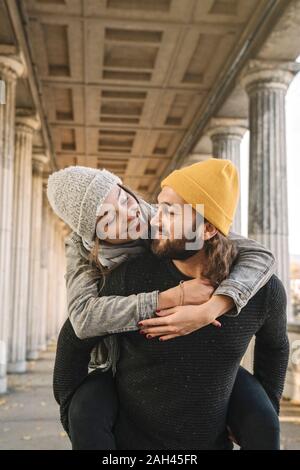 Happy young couple having fun dans une arcade dans la ville, Berlin, Allemagne Banque D'Images