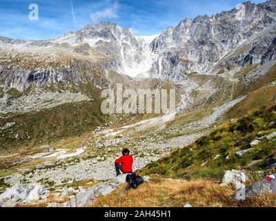 Italie, province de Brescia, Alpes, Val d'Adamello Salarno, Glacier, randonneur à à glacier Banque D'Images