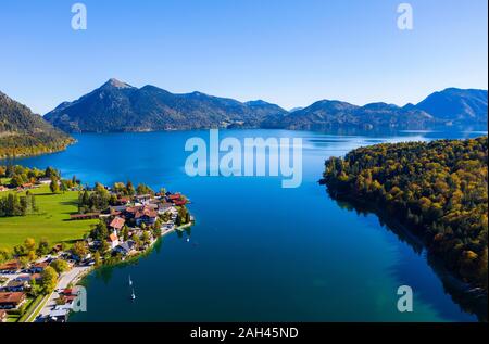 Allemagne, Berlin, vue aérienne du village avec close close Jochberg montagne en arrière-plan Banque D'Images