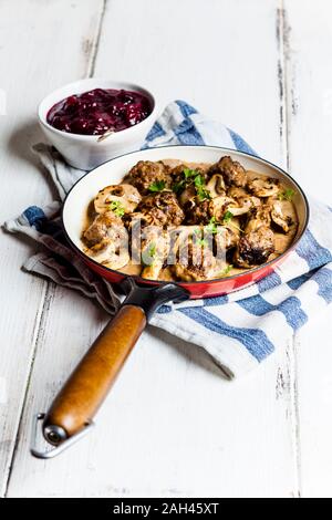 Poêle avec kottbullar suédoise boulettes de viande à la sauce aux champignons et le bol de Purée de canneberges Banque D'Images
