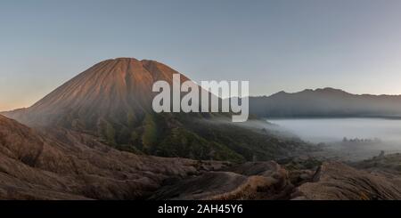 L'Indonésie, Java Est, panorama de l'antenne du Mont Bromo enveloppé dans le brouillard du matin Banque D'Images