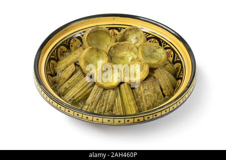 Tajine marocain traditionnel avec le cardon et d'artichauts isolé sur fond blanc Banque D'Images