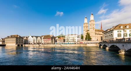 La Suisse, Canton de Zurich, Zurich, Limmat et de la vieille ville de bâtiments le long de la rue. Banque D'Images