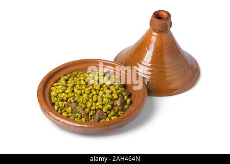 Tajine marocain traditionnel avec le boeuf et les fèves isolé sur fond blanc Banque D'Images