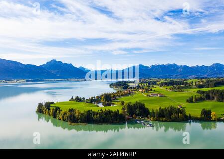 Allemagne, Bavière, Dietringen, vue aérienne du lac Forggensee avec montagnes en arrière-plan Banque D'Images