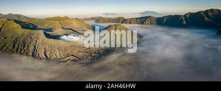 L'Indonésie, Java Est, panorama de l'antenne du Mont Bromo enveloppé dans le brouillard du matin Banque D'Images