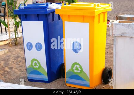 Les conteneurs bleus et jaunes pour la suite du traitement de déchets. La collecte des déchets. Concept de recyclage des déchets. Banque D'Images