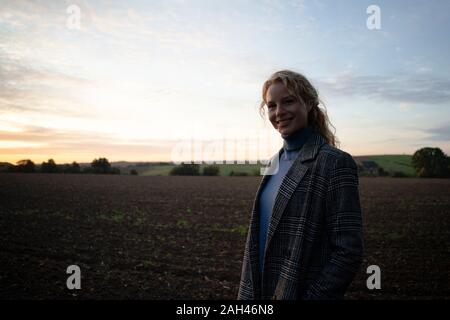 Portrait de jeune femme à la campagne au coucher du soleil Banque D'Images