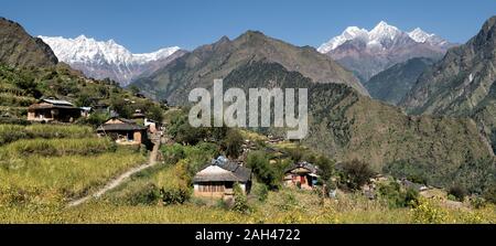 Dobang avec montagnes, Dhaulagiri Dhaulagiri Trek Circuit, Himalaya, Népal Banque D'Images