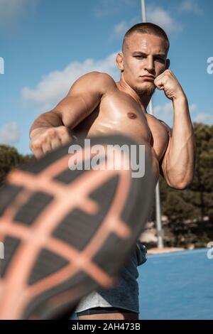 Portrait of Mid adult man musculaire exercices de fitness en plein air Banque D'Images