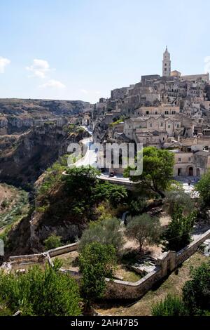 L'Italie, la Basilicate, Matera, vue de la vieille ville avec gorge Gravina di Matera et cathédrale Banque D'Images