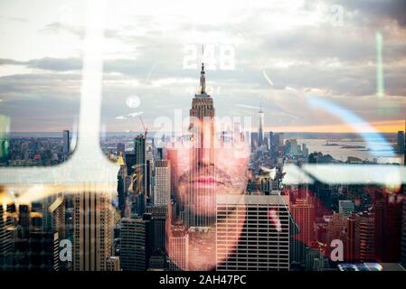 Portrait of pompier avec le compte d'horizon de New York City, États-Unis Banque D'Images