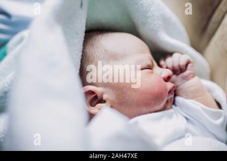 Portrait of baby boy lying on a bed Banque D'Images