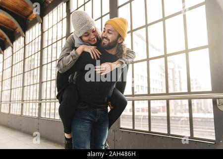 Happy young couple having fun at a subway station, Berlin, Allemagne Banque D'Images