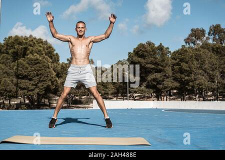 Portrait of Mid adult man musculaire exercices de fitness en plein air Banque D'Images