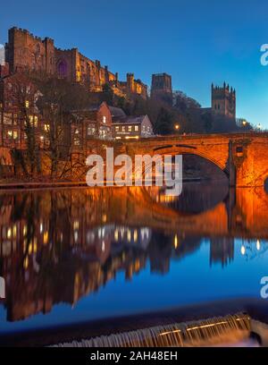 La tombée de la vue de la cathédrale de Durham et le château de Durham reflètent dans la rivière Wear, Durham City, County Durham, England, United Kingdom Banque D'Images