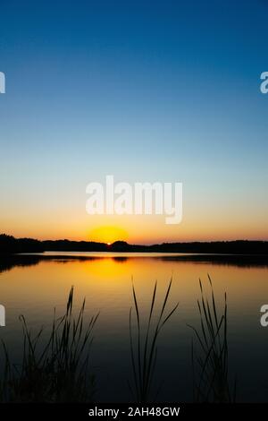 USA, Floride, ciel clair au-dessus du lac dans le parc national des Everglades au coucher du soleil Banque D'Images