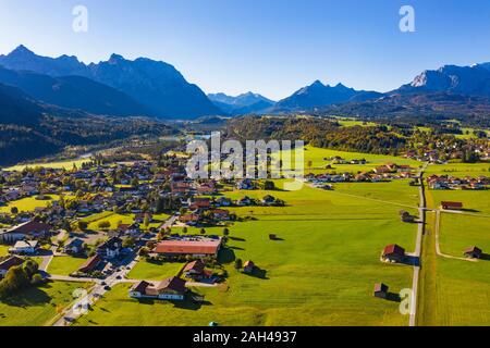 Allemagne, Berlin, Werdenfelser Land, Krun, vue aérienne des champs et village avec des montagnes du Karwendel et du Wetterstein en arrière-plan Banque D'Images