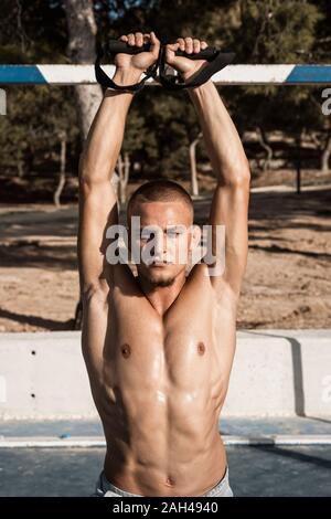 Portrait of Mid adult man musculaire exercices de fitness en plein air Banque D'Images