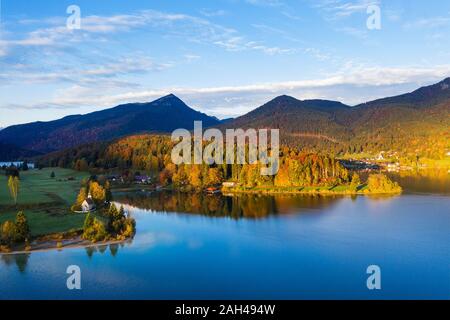 Allemagne, Bavière, vue panoramique du lac de Walchen et Zwergern péninsule en automne Banque D'Images