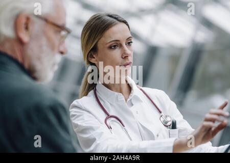 Portrait of female doctor with senior patient Banque D'Images