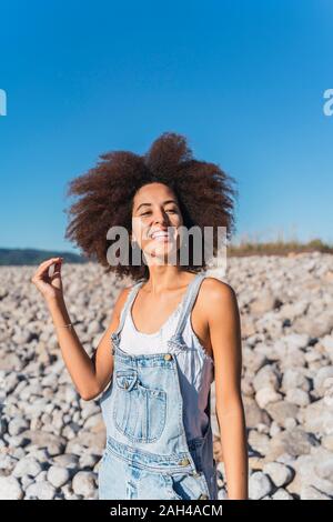 Portrait of young smiling woman on empty beach Banque D'Images