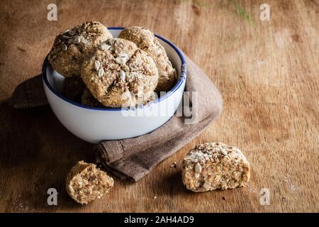 Petits pains de seigle fraîchement cuits au four avec du muesli dans un bol Banque D'Images