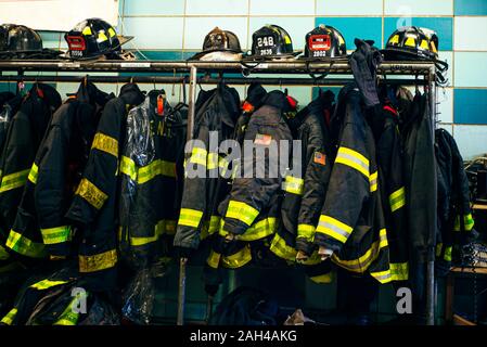 L'uniforme de pompier et casques en Fire Station, New York, United States Banque D'Images