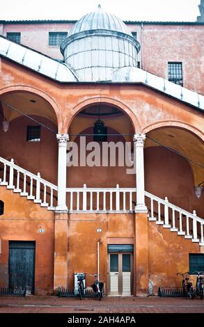 L'Italie, Émilie-Romagne, Ferrara, escalier extérieur du Palazzo Municipale Banque D'Images