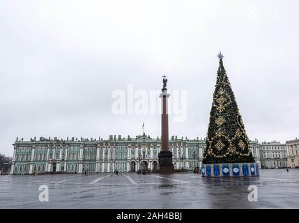 Saint Petersburg, District fédéral du Nord-Ouest, Russie. Dec 23, 2019. Un immense arbre de Noël a été installé à la place du Palais Saint Petersberg à la veille de Noël : Vikramjit Kakati Crédit/ZUMA/Alamy Fil Live News Banque D'Images