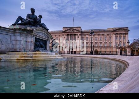 Royaume-uni, Angleterre, Londres, Victoria Memorial Fountain devant le palais de Buckingham à l'aube Banque D'Images