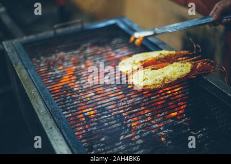 La nuit de l'alimentation de rue au Vietnam. La cuisson des fruits de mer sur les cuisinière. Delicous couleur de crevettes crevettes barbecue ou grillés. Banque D'Images